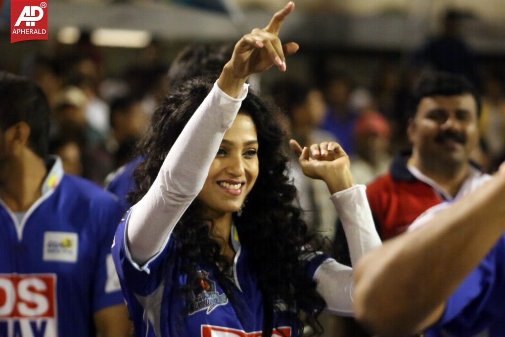 Karnataka Bulldozers Vs Mumbai Heroes Match